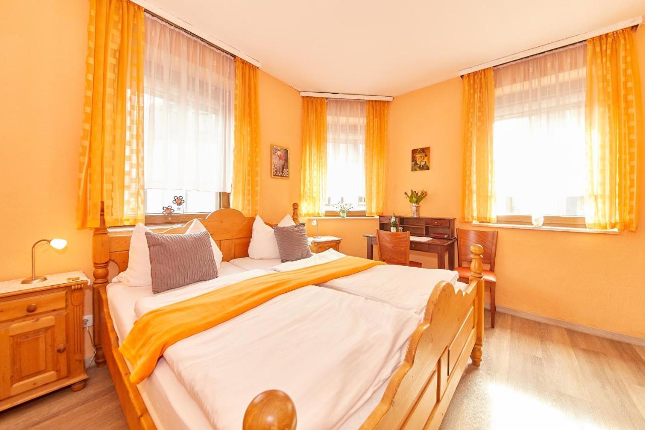 מאיין Hotel Zum Dicken Baum מראה חיצוני תמונה